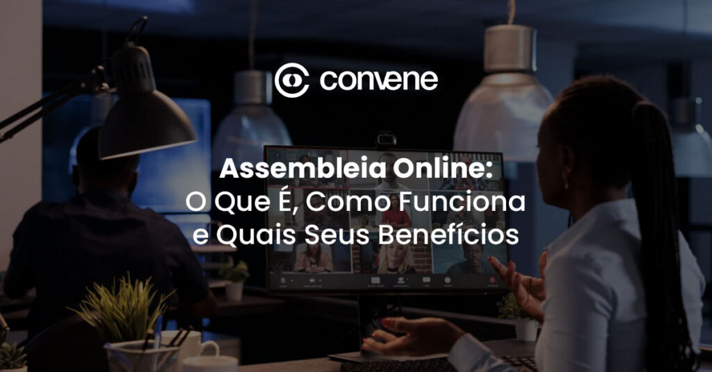 Mulher participando de uma Assembleia Online da Convene em um monitor de vídeo, demonstrando a interface de governança digital com múltiplos participantes e ferramentas de decisão.