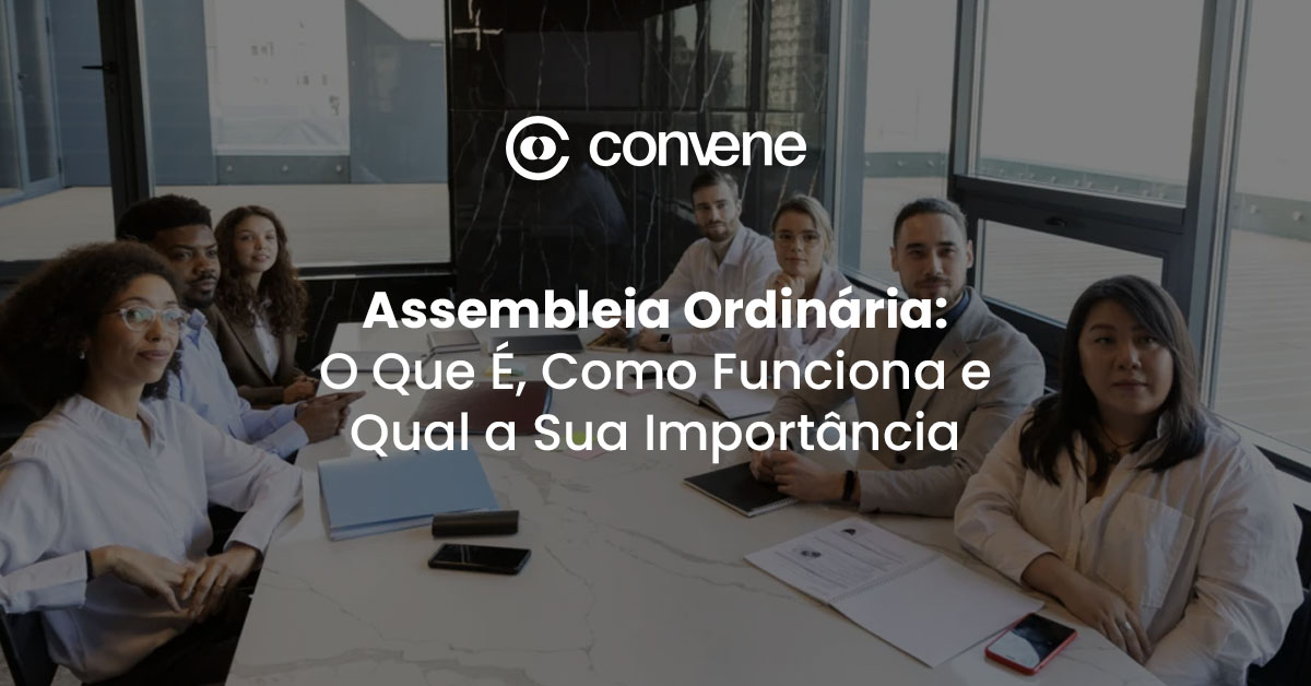 Grupo diversificado de executivos e conselheiros sentados ao redor de uma mesa de reunião em mármore, olhando atentamente para a câmera. Ao centro, o logotipo da Convene e o título 'Assembleia Ordinária: O Que É, Como Funciona e Qual a Sua Importância'