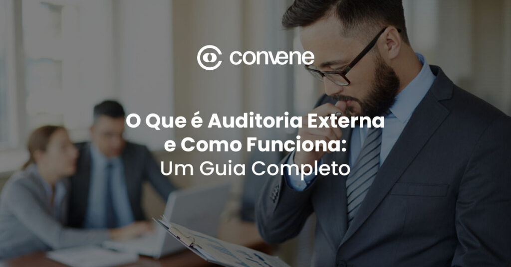 Auditor de terno analisando relatórios em um escritório, com título sobre funcionamento da auditoria externa e logo da Convene.