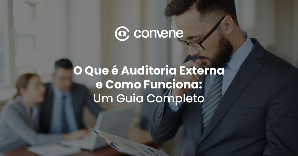 Auditor de terno analisando relatórios em um escritório, com título sobre funcionamento da auditoria externa e logo da Convene.