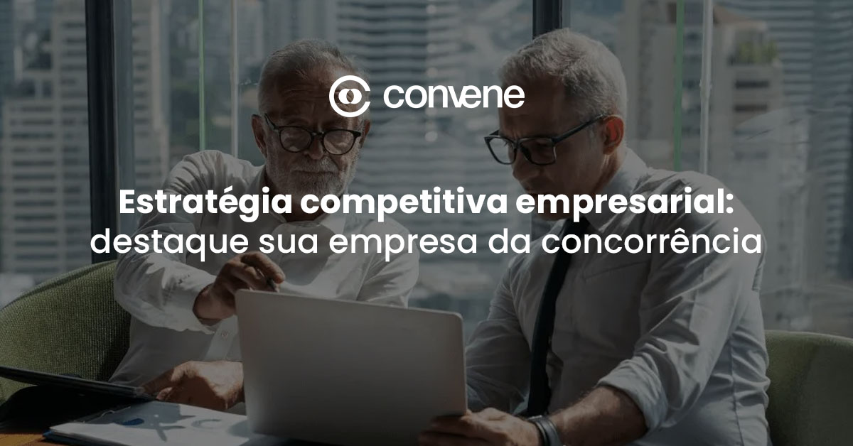 Dois gestores analisando dados estratégicos em um laptop com fundo de cidade urbana, título sobre estratégia competitiva empresarial e logo da Convene.