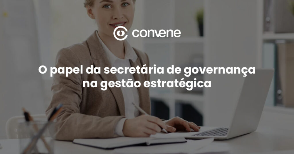 Secretária de governança trabalhando em seu escritório com notebook e caderno, com o título 'O papel da secretária de governança na gestão estratégica' e o logo da Convene.
